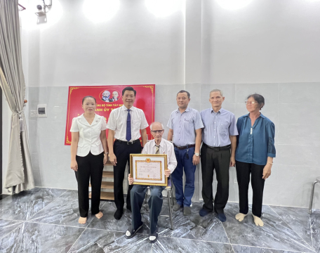 Lễ trao tặng Huy hiệu 70 năm tuổi Đảng cho đảng viên Bùi Quang Vinh