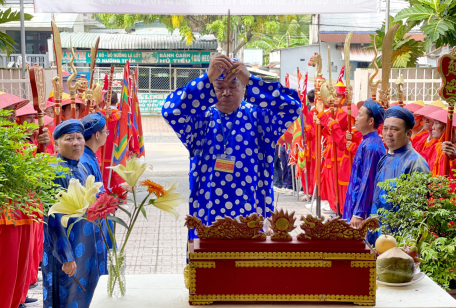 ông Trần Ngọc Hai - Chủ tế thắp hương khấn thỉnh rước sắc thần tại UBND phường 2