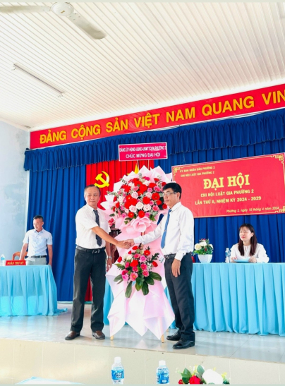 Đồng chí Nguyễn Viết Tiêm trao lẵng hoa chúc mừng đại hội