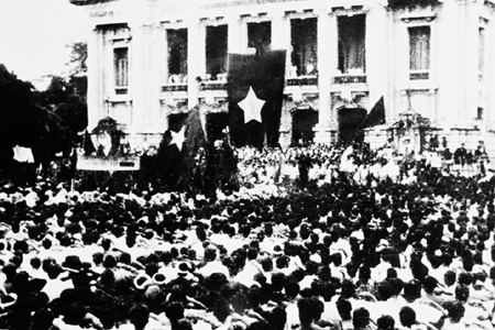 Cuộc mít tinh tại quảng trường Nhà hát Lớn ngày 19/8/1945 (Ảnh tư liệu)