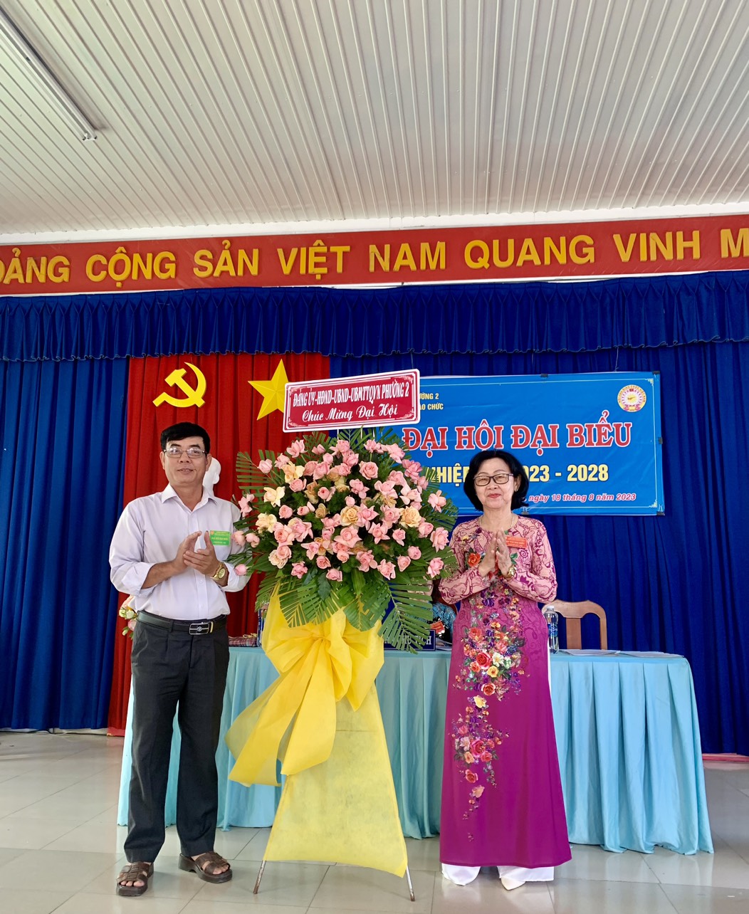 Đảng ủy-HĐND-UBND-UB.MTTQVN Phường 2 trao hoa chúc mừng Đại Hội
