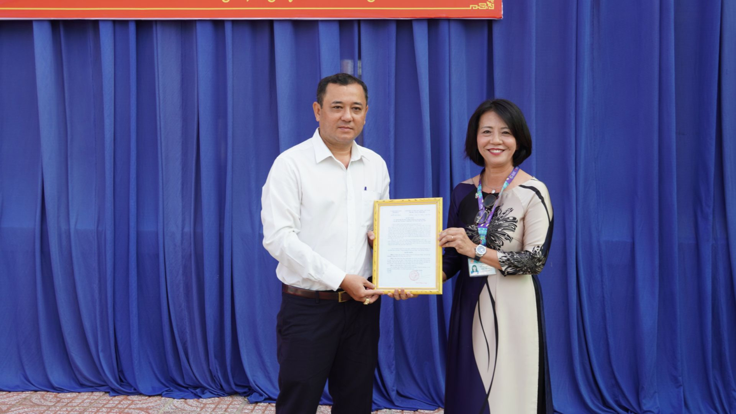 Ông Nguyễn Nhật Lê Vinh - Chủ tịch UBND phường 2 trao quyết định thành lập mô hình