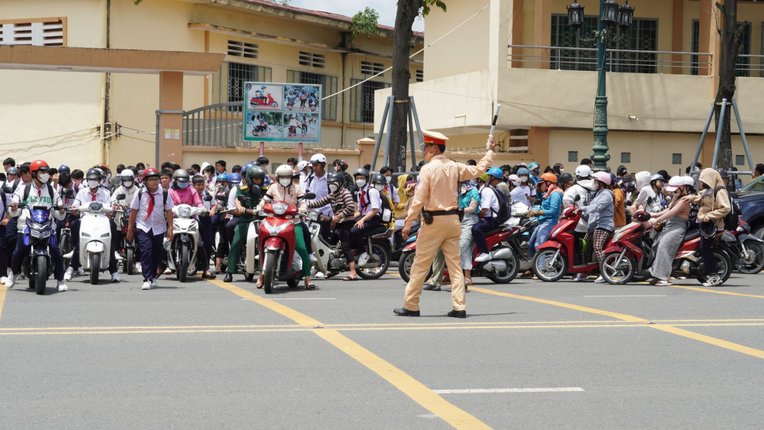 Lực lượng chức năng phân luồng, điều phối giao thông trước cổng Trường Trần Hưng Đạo.